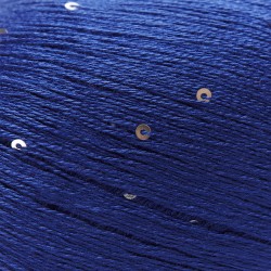 Primo piano filato Aurora viscosa con paillettes - Blu Elettrico, dettaglio texture gomitolo